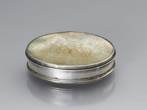 Zilveren ronde doos met parelmoeren deksel